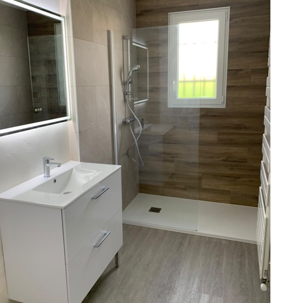renovation-salle-bain-douche-apres-scandinave-sani-acces-la-rochelle salle-bain-moderne-grise-contemporaine-apres-sani-acces-la-rochelle