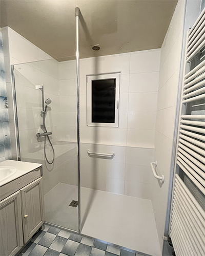 salle-bain-senior-accessible-pmr-Myotte-Orchamps-Vennes-photo-apres projet renovation salle bain senior pmr douche Myotte Cie Orchamps Vennes 25 photo apres