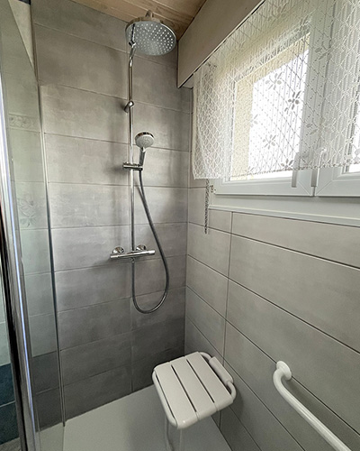 Remplacement d'une baignoire par une douche sénior dans le Doubs 25) par Myotte, photo après Remplacement d'une baignoire par une douche sénior dans le Doubs 25) par Myotte, photo après