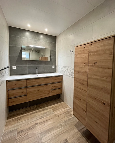 Rénovation d'une salle de bains, chaleureuse et accessible par Myotte dans le Doubs (25), photo après Rénovation d'une salle de bains, chaleureuse et accessible par Myotte dans le Doubs (25), photo après