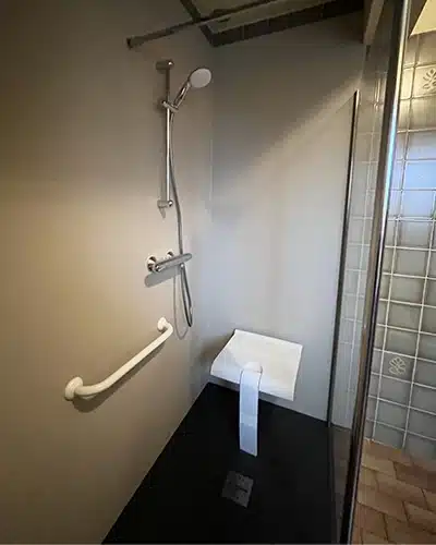 Remplacement d'une baignoire par une douche par Myotte dans le Doubs (25), photo après Remplacement d'une baignoire par une douche par Myotte dans le Doubs (25), photo après