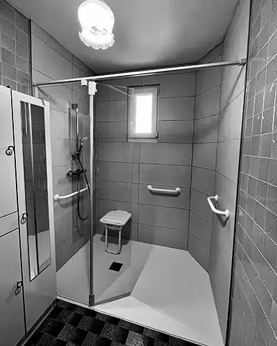 éléments Remplacement d'une baignoire par une douche par Myotte dans le Doubs (25), photo après