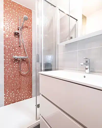 salle de bains vitaminée, rouge, par Pajot Chénéchaud aux Sables d'Olonnes (85), photo après salle de bains vitaminée, rouge, par Pajot Chénéchaud aux Sables d'Olonnes (85), photo après